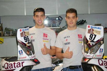 Los hermanos Oriol, a la izquierda, y Gilbert Escalé, con sus motos con el nombre de Catar.