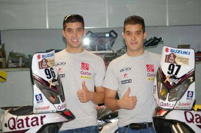 Los hermanos Oriol, a la izquierda, y Gilbert Escalé, con sus motos con el nombre de Catar. 