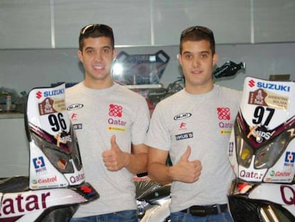 Los hermanos Oriol, a la izquierda, y Gilbert Escalé, con sus motos con el nombre de Catar. 