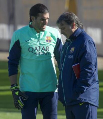 Martino charla con Pinto durante el entrenamiento  