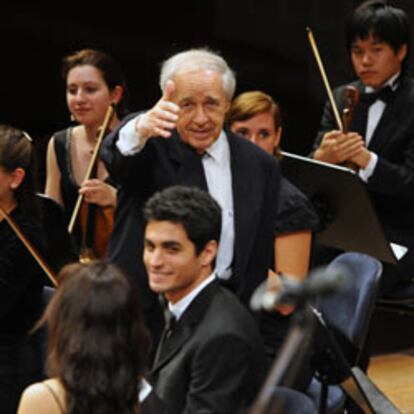 "Pienso igual que antes, pero no defiendo las cosas con la misma vehemencia", afirma Pierre Boulez,  que a los 85 años sigue dirigiendo y componiendo.