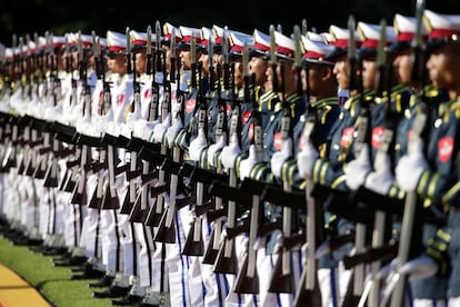 Miembros de la Guardia de Honor permanecen firmes durante la ceremonia de bienvenida celebrada con motivo de la llegada del papa Francisco, en el palacio presidencial de Naypyitaw (Mianmar).