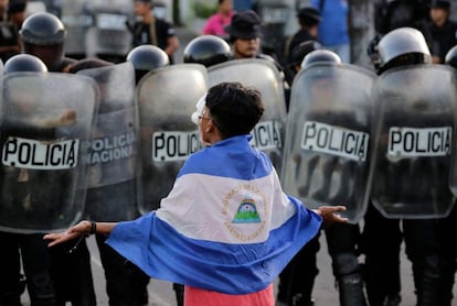 Un joven enmascarado protesta contra el Gobierno nicaragüense de Daniel Ortega en Managua.