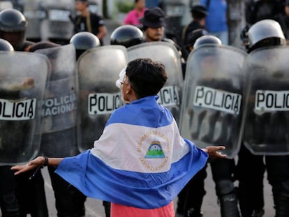 Un joven enmascarado protesta contra el Gobierno nicaragüense de Daniel Ortega en Managua.