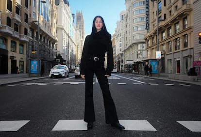 Milena Smit posa en la Gran Vía madrileña el viernes 12 de febrero.