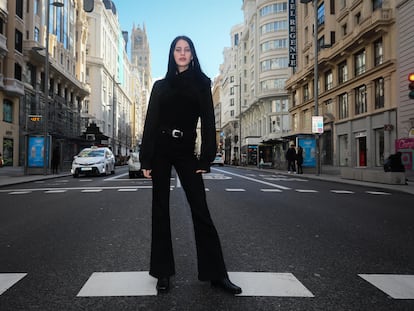 Milena Smit posa en la Gran Vía madrileña el viernes 12 de febrero.