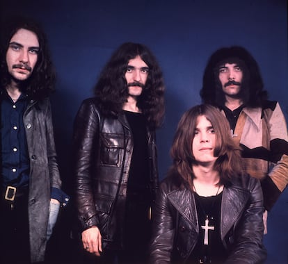 Black Sabbath posando en Londres en 1970: de izquierda a derecha, Bill Ward (batería), Geezer Butler (bajo), Ozzy Osbourne (sentado, voz) y Tony Iommi (guitarra).

