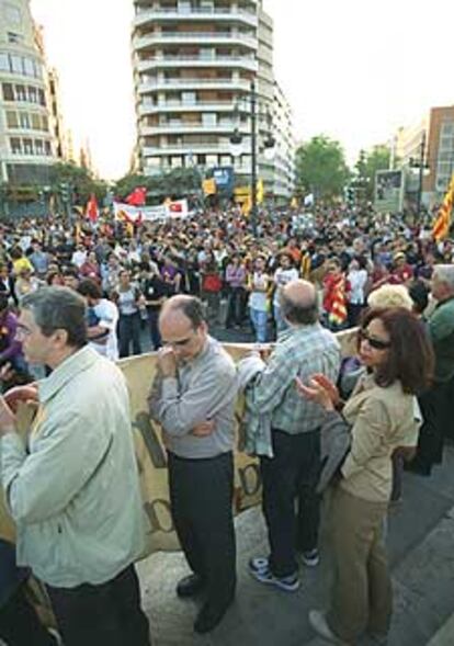 La manifestación de ayer a su llegada a la plaza de América, en Valencia.