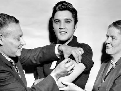 Elvis Presley é vacinado contra a pólio após se apresentar na televisão em 1956, para conscientizar a população sobre a importância da imunização.