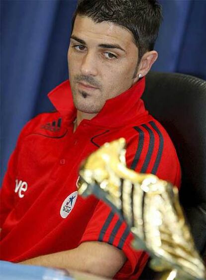 David Villa observa el trofeo que le acredita como máximo goleador de la Eurocopa de Austria y Suiza.