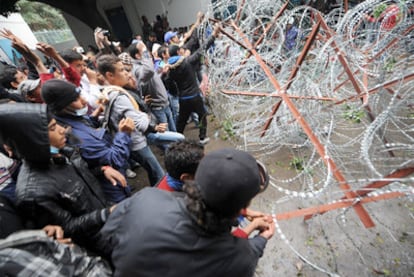 Estudiantes tunecinos rompen una alambrada colocada ante el Ministerio de Justicia en Túnez capital.