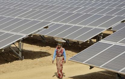 Un trabajador camina en la planta solar Naini de Allahabad, en el norte de India.