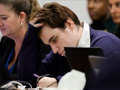 Nikolas Cruz, junto a su abogada, este miércoles durante el juicio por la matanza de Parkland de 2018.