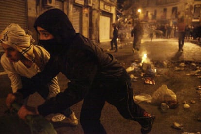 Manifestantes argelinos se enfrentan a la policía en un barrio de Argel.