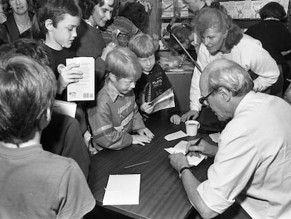 Roald Dahl firma autógrafos a sus lectores infantiles en un centro comercial de Dublín el 22 de octubre de 1988