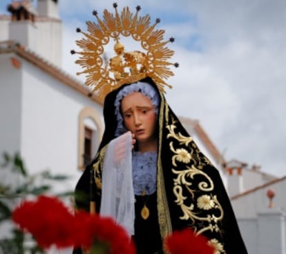 La virgen secándose las lágrimas.