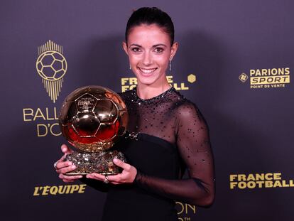 Aitana Bonmatí, con el premio Balón de oro 2023, el pasado lunes en París.