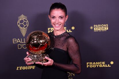 Aitana Bonmatí, con el premio Balón de oro 2023, el pasado lunes en París.