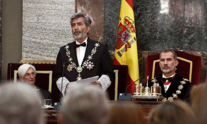 La fiscal general, María José Segarra, y el presidente del CGPJ, Carlos Lesmes, junto al rey Felipe VI, durante la apertura del año judicial en la sede del Tribunal Supremo.