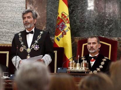 La fiscal general, María José Segarra, y el presidente del CGPJ, Carlos Lesmes, junto al rey Felipe VI, durante la apertura del año judicial en la sede del Tribunal Supremo.