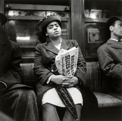'Mujer sujetando un periódico, Nueva York', fotografía de 1946.