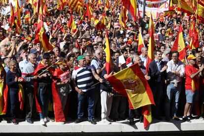 Miles de manifestantes se congregan en la plaza de Colón.