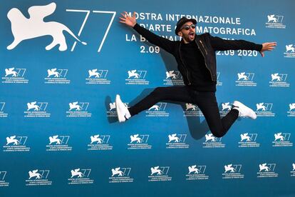 El director francés JR posa para los fotógrafos en el 'photocall' de 'Omelia contadina' del Festival de Venecia.