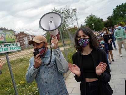 Manifestación vecinal contra la subasta de unos terrenos del Ministerio de Defensa junto al metro Colonia Jardín.