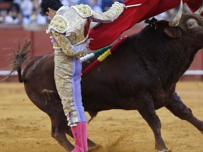 El torero L&oacute;pez Sim&oacute;n da un pase con la muleta al toro al que cort&oacute; el &uacute;nico trofeo en el mano a mano con el diestro Manuel Escribano, en la plaza de la Real Maestranza de Sevilla.