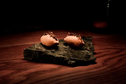Mantequilla casera y mostaza con semillas curadas del buche de la perdiz blanca, en una foto proporcionada por el restaurante.