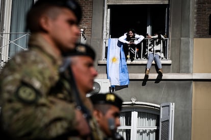 Pobladores observan desde sus hogares el paso de militares. 