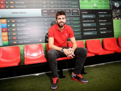 Piqué posa en el 'banquillo' de su oficina.