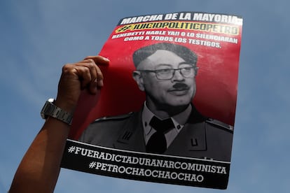 Un hombre sostiene un afiche contra el presidente Gustavo Petro durante la movilización en Cali.