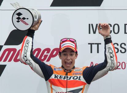 Marc Marquez, en un momento sobre el podio. El catalán consigue con el de Assen su octavo triunfo consecutivo, gesta que solo había logrado el italiano Giacomo Agostini, en 1971.