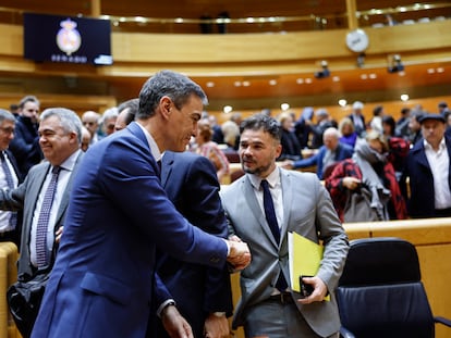 El diputado de Esquerra Republicana de Catalunya Gabriel Rufián (derecha) saluda al presidente del Gobierno, Pedro Sánchez, durante el pleno del Congreso del día 10, reunido excepcionalmente en el Senado.