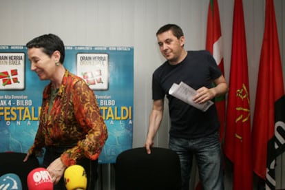 Arnaldo Otegi, junto a Jone Goirizelaia, en una rueda de prensa el pasado domingo.