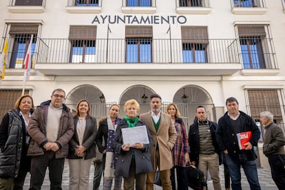 Vecinos de la barriada del Guadalquivir, afectada por la contaminación del suelo, tras salir del pleno municipal celebrado esta mañana. FOTO: PACO PUENTES (EL PAÍS)