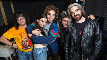 Alcalá Norte el pasado mayo en su local madrileño. De izquierda a derecha, Jaime Barbosa (batería), Laura de Diego (teclados), Álvaro Rivas (voz), Pablo Prieto (bajo) y Carlos Elías (guitarra). Falta Juan Pablo Juliá (guitarra), que no compareció al ensayo.