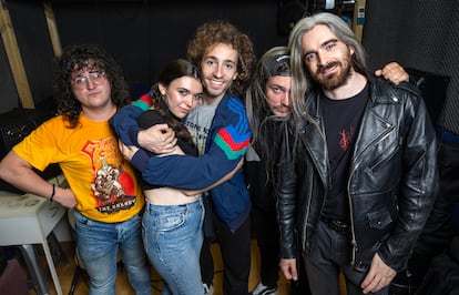 Alcalá Norte el pasado mayo en su local madrileño. De izquierda a derecha, Jaime Barbosa (batería), Laura de Diego (teclados), Álvaro Rivas (voz), Pablo Prieto (bajo) y Carlos Elías (guitarra). Falta Juan Pablo Juliá (guitarra), que no compareció al ensayo.