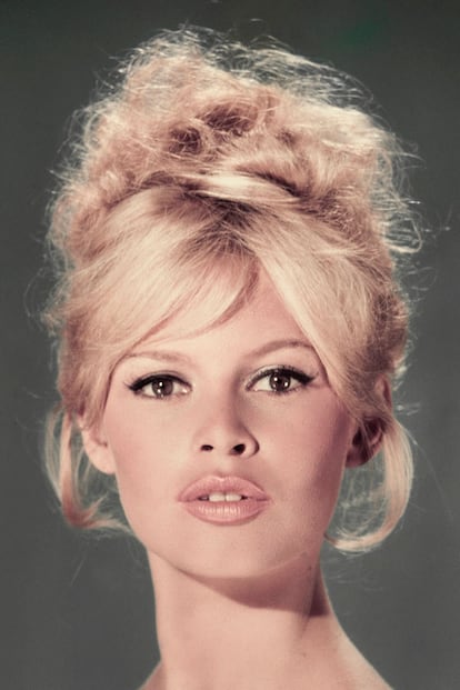 La responsable de que sea uno de los más deseados es Brigitte Bardot, que lo popularizó en los años 70. Lo llevaba con un desaliño encantador, en recogido, como en la foto, o con el cabello suelto.