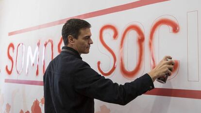 El exsecretario general del PSOE Pedro S&aacute;nchez rellena con spray una pintada 