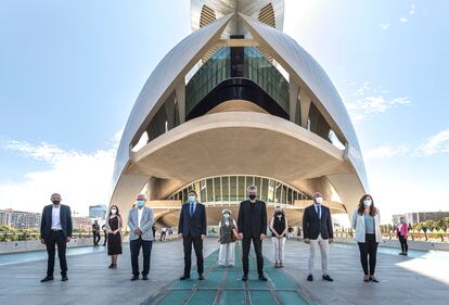 De izquierda a derecha y en primer término, el vicepresidente de la Academia, Rafael Portela, el alcalde de Valencia, Joan Ribó, el presidente valenciano, Ximo Puig, el presidente de la Diputación de Valencia, Toni Gaspar, y la vicealcaldesa, Sandra Gómez, en la entrada del Palau de les Arts de Valencia, este viernes.