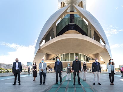 De izquierda a derecha y en primer término, el vicepresidente de la Academia, Rafael Portela, el alcalde de Valencia, Joan Ribó, el presidente valenciano, Ximo Puig, el presidente de la Diputación de Valencia, Toni Gaspar, y la vicealcaldesa, Sandra Gómez, en la entrada del Palau de les Arts de Valencia, este viernes.