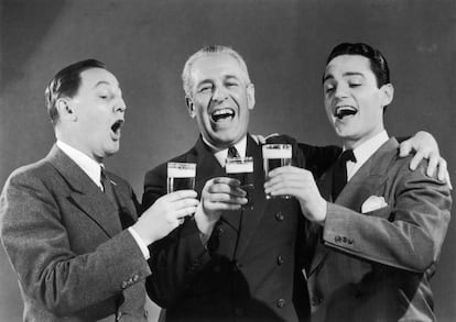 Tres amigos durante un brindis en una imagen publicitaria tomada en 1950.