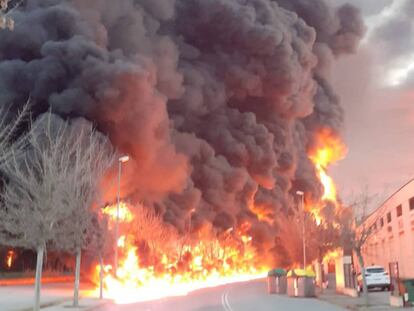 Un incendi a l'empresa Derpin, dedicada al tractament de residus, a Montornès del Vallès, ha obligat els bombers a desallotjar diversos edificis del polígon industrial Can Buscarons de Baix.