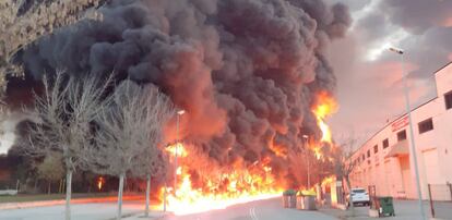 Un incendi a l'empresa Derpin, dedicada al tractament de residus, a Montornès del Vallès, ha obligat els bombers a desallotjar diversos edificis del polígon industrial Can Buscarons de Baix.