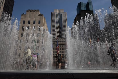 Ciudadanos refrescándose en la fuente de Rockefeller Plaza en Nueva York.