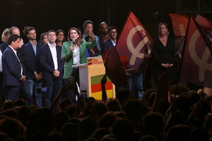 La presidenta del Partido Verde, Marine Tondelier, habla en la plaza de la República durante una protesta contra el partido de extrema derecha Agrupación Nacional, que obtuvo una gran ventaja en las elecciones legislativas.