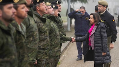 La ministra de Defensa, Margarita Robles, durante su visita el 4 de enero a la base de Cerro Muriano, donde participó en el homenaje a los dos soldados fallecidos el pasado día 21 de diciembre durante unas maniobras.