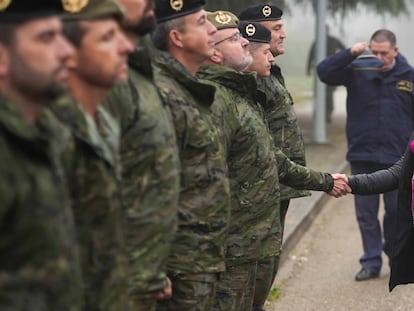 La ministra de Defensa, Margarita Robles, durante su visita el 4 de enero a la base de Cerro Muriano, donde participó en el homenaje a los dos soldados fallecidos el pasado día 21 de diciembre durante unas maniobras.